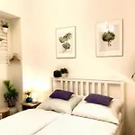 Gallys Apartment Lounge