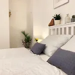 Gallys Apartment Lounge