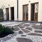 New City Centre Garden Apartment - Central Location
