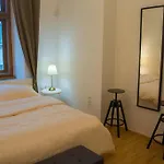 New City Centre Garden Apartment - Central Location