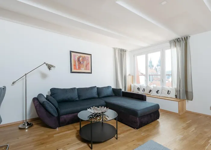 Eli Spacious Apt With Old Town View, Parking & Ac