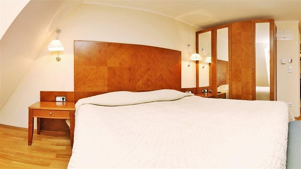 The Golden Wheel Hotell 4*