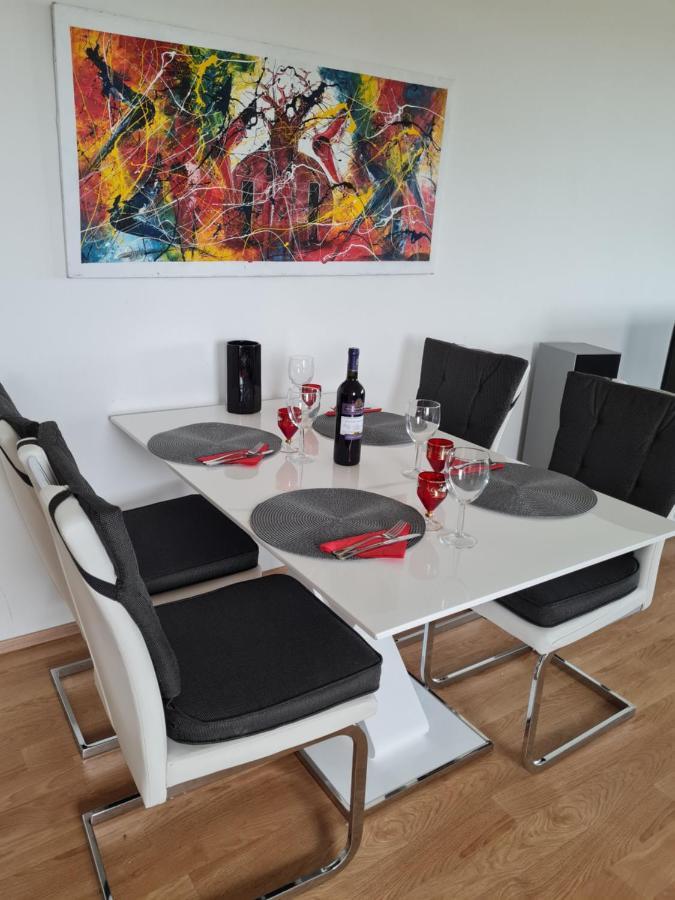 Prostorny 3 Pokojovy S Dvema Terasami Lägenhet *