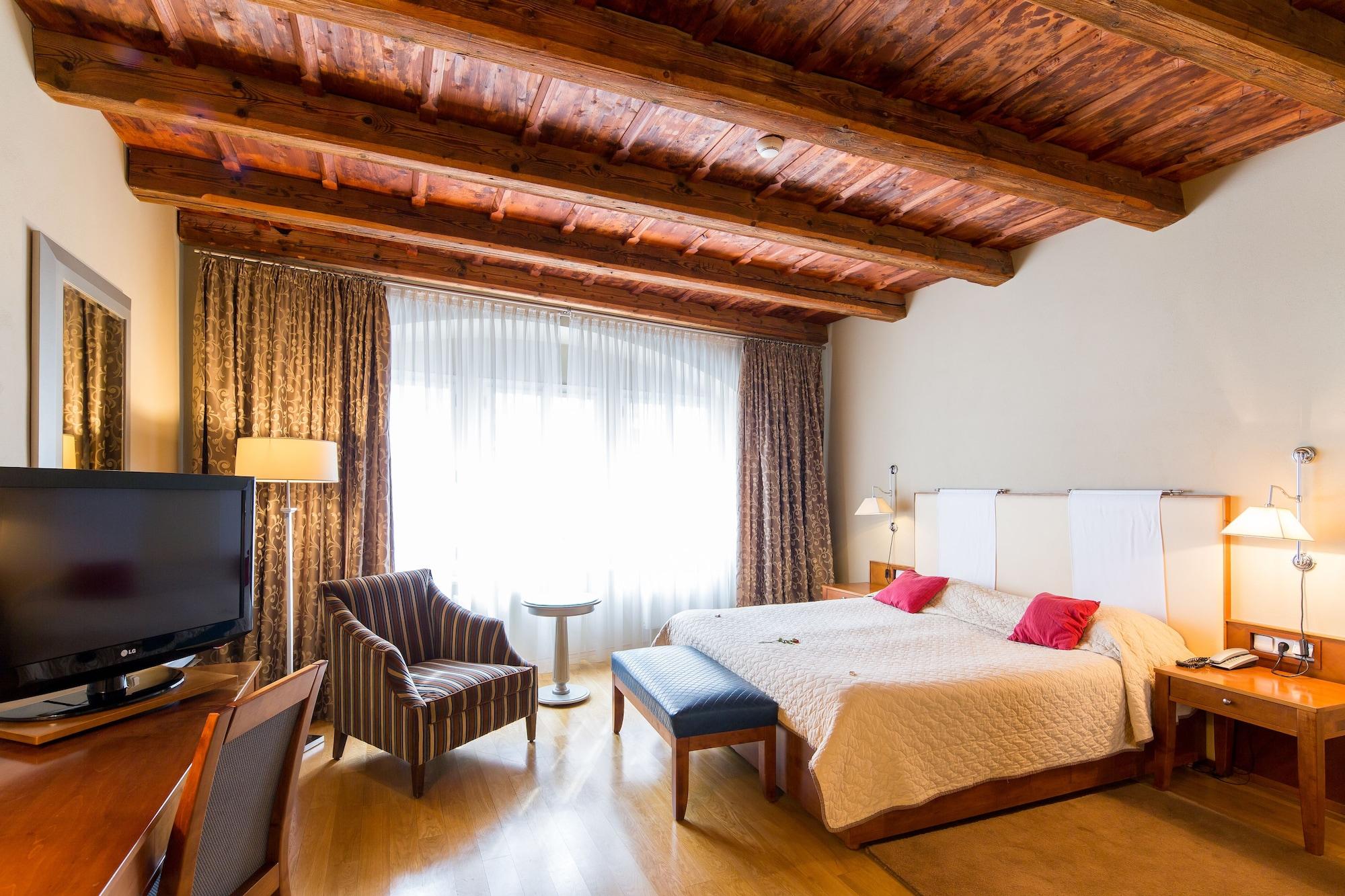 The Golden Wheel Hotell