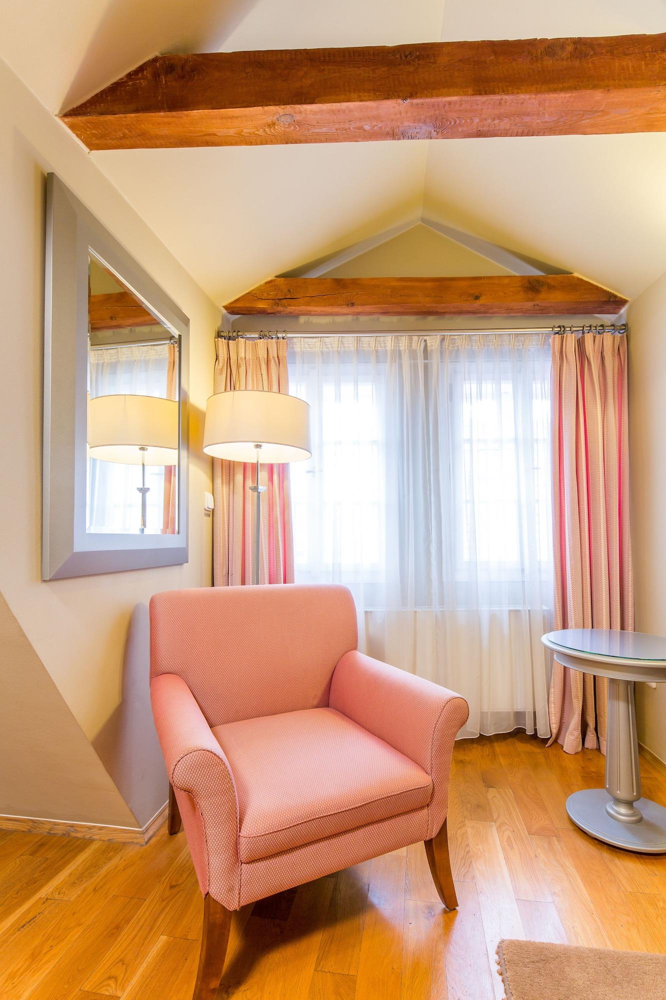 The Golden Wheel Hotell 4*