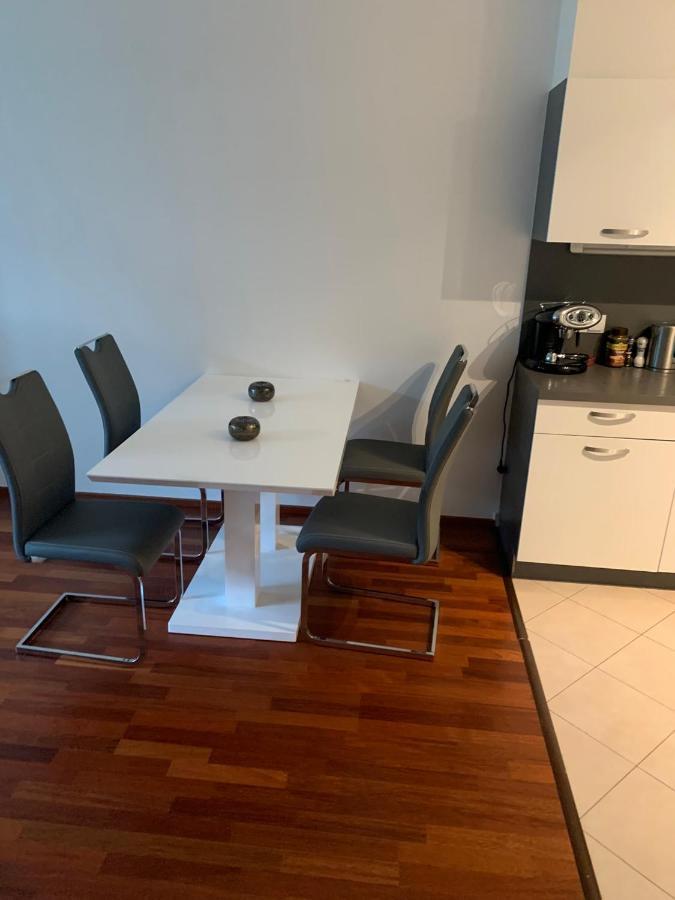 Apartment Garden Tower S Balkonem, Garaz Prag
