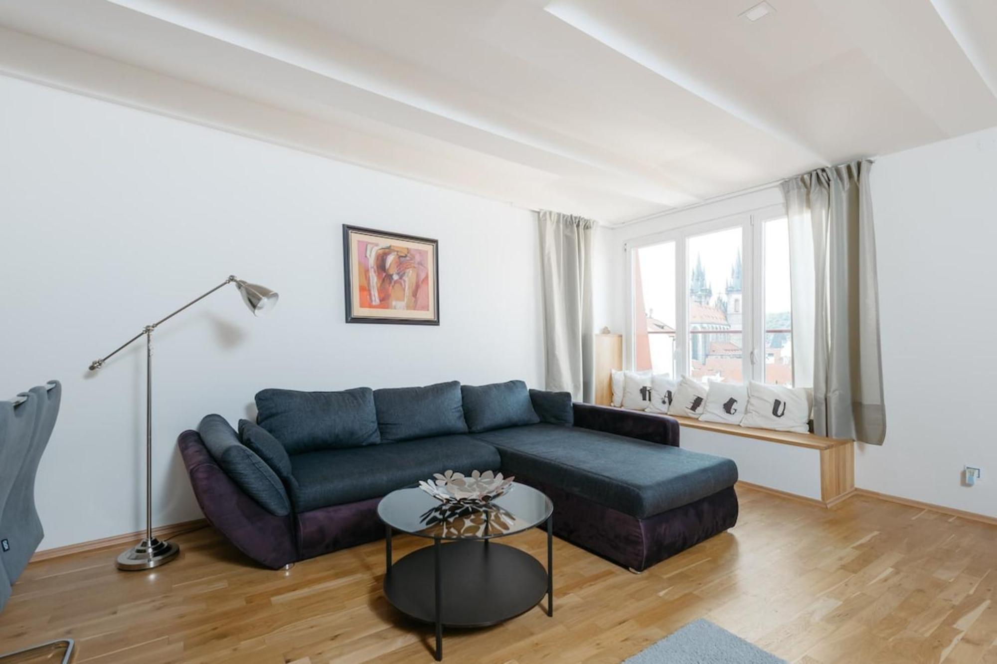 Eli Spacious With Old Town View, Parking & Ac