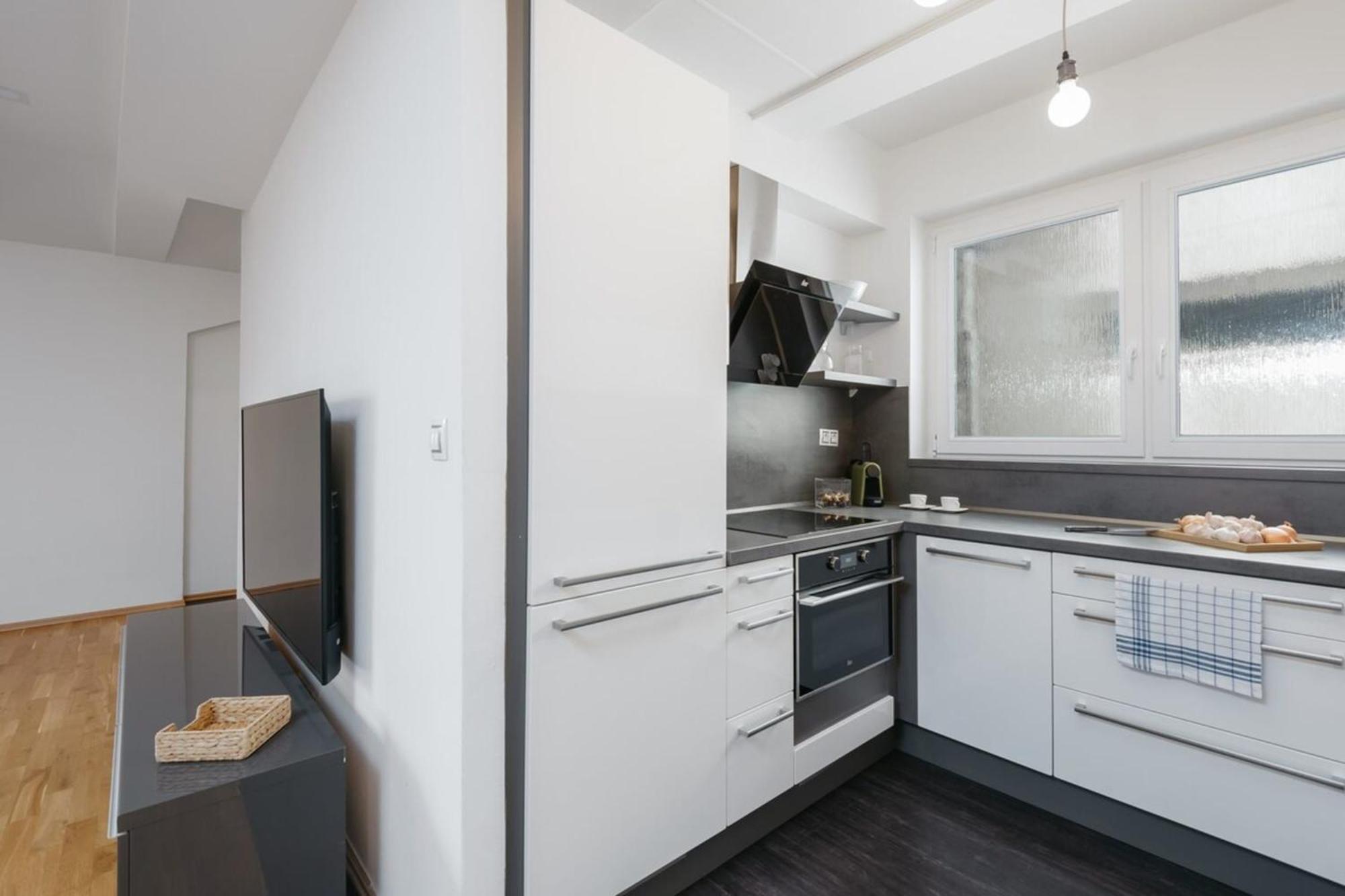 Eli Spacious With Old Town View, Parking & Ac Apartmán