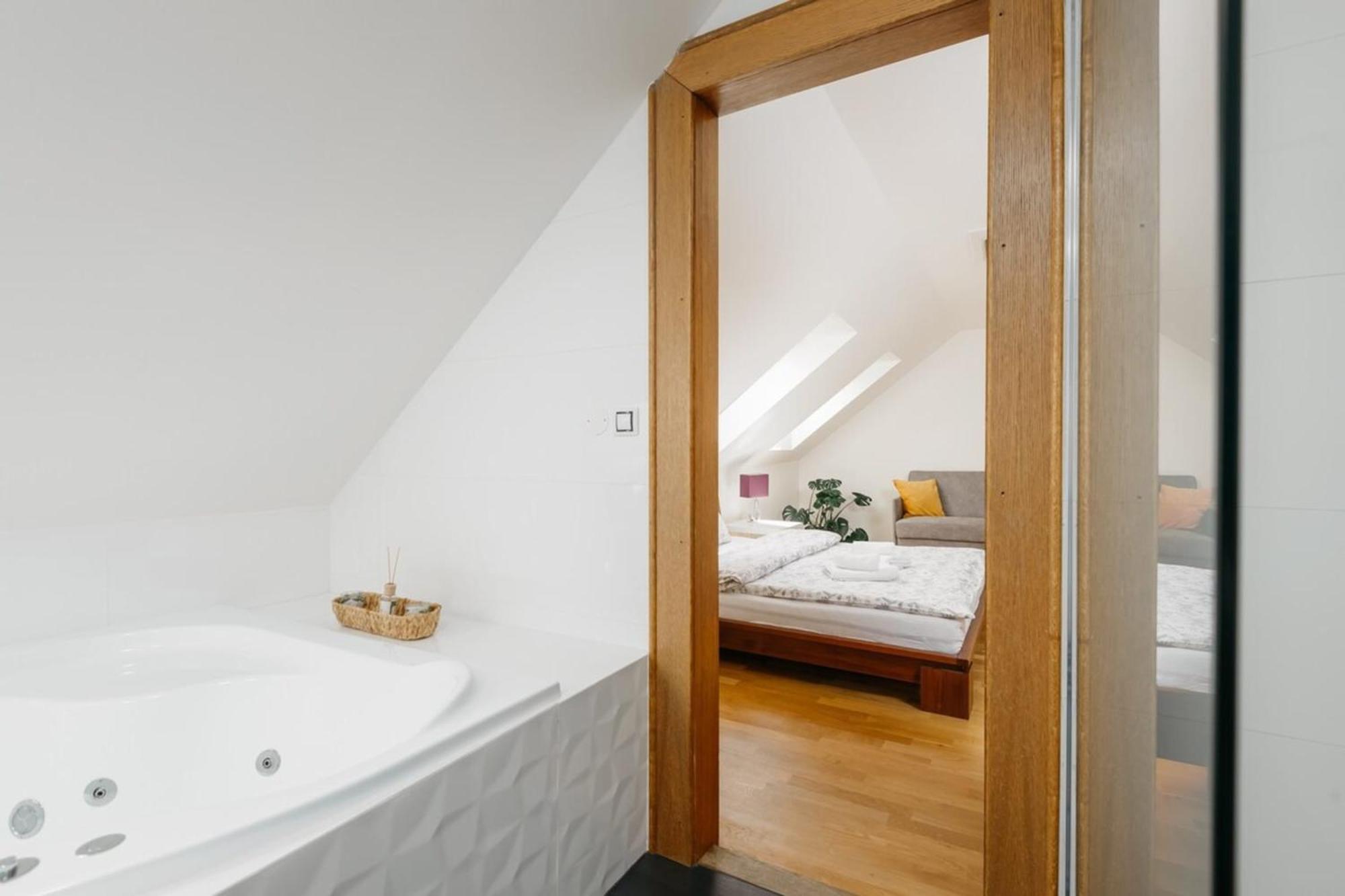 Eli Spacious With Old Town View, Parking & Ac Apartmán *