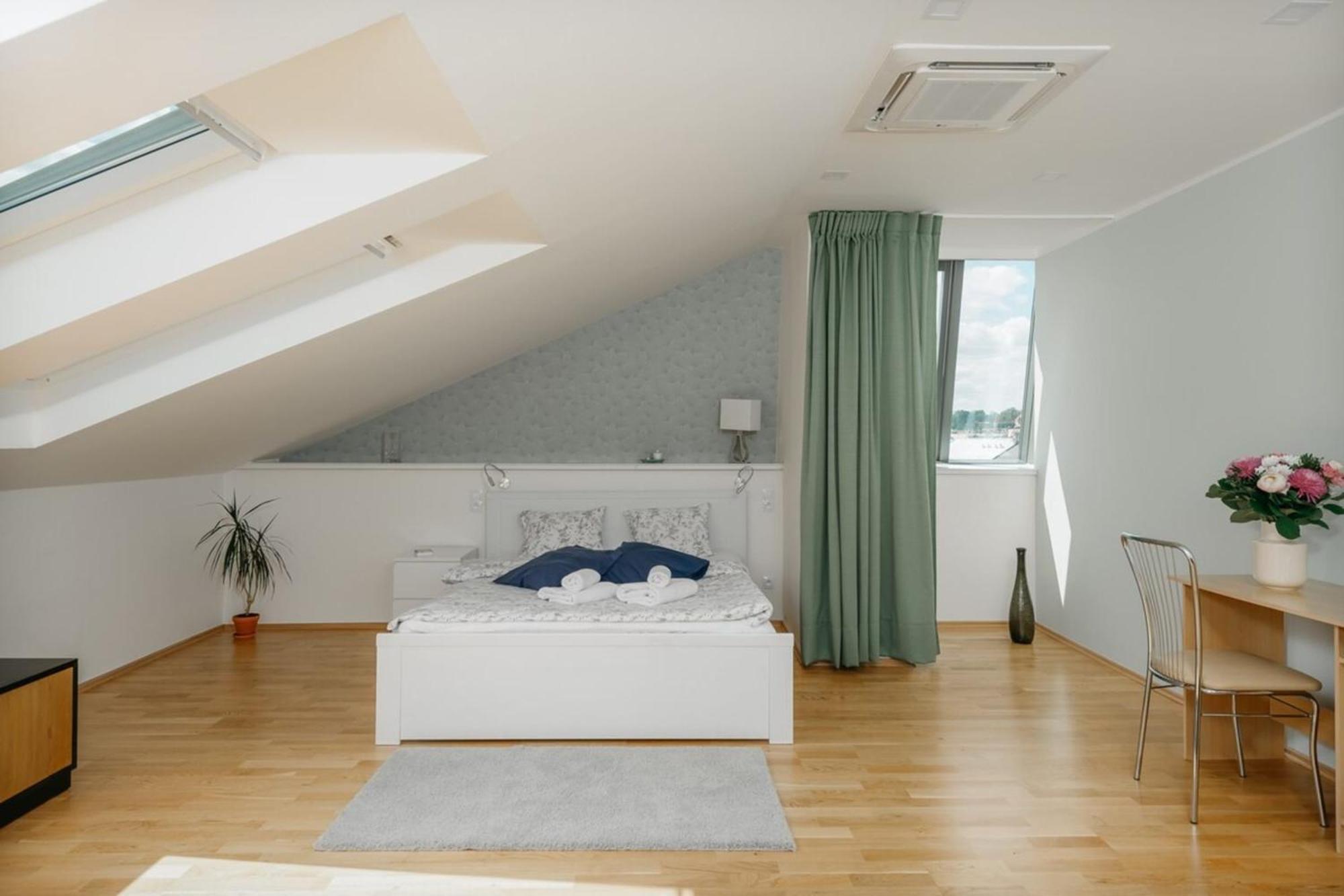 Apartmán Eli Spacious With Old Town View, Parking & Ac