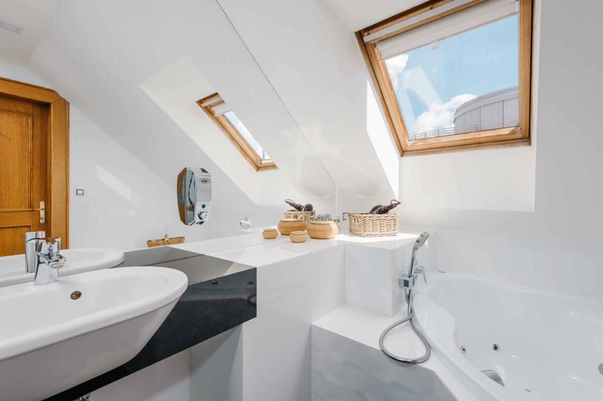Eli Spacious With Old Town View, Parking & Ac Praha