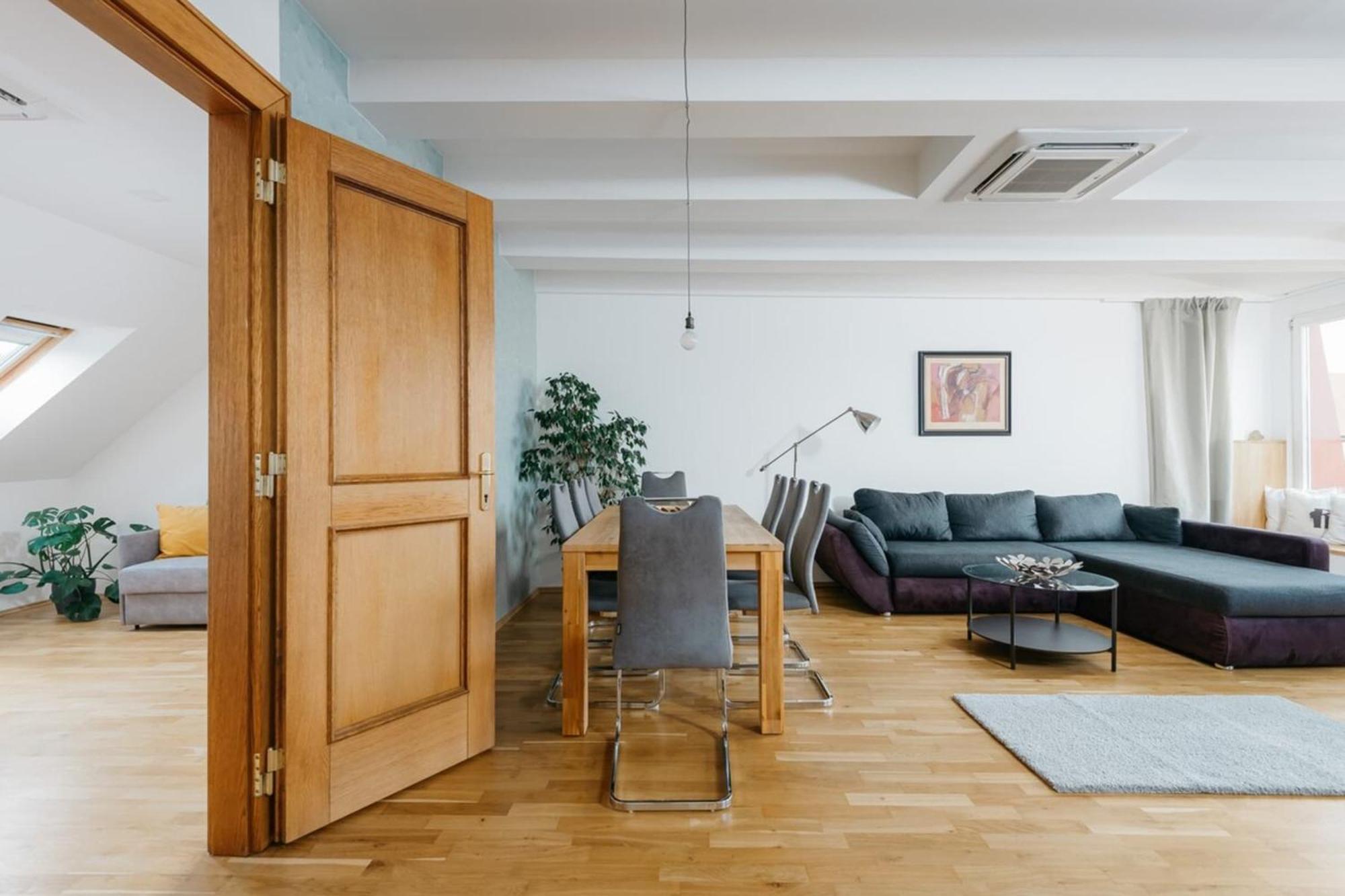 Eli Spacious With Old Town View, Parking & Ac