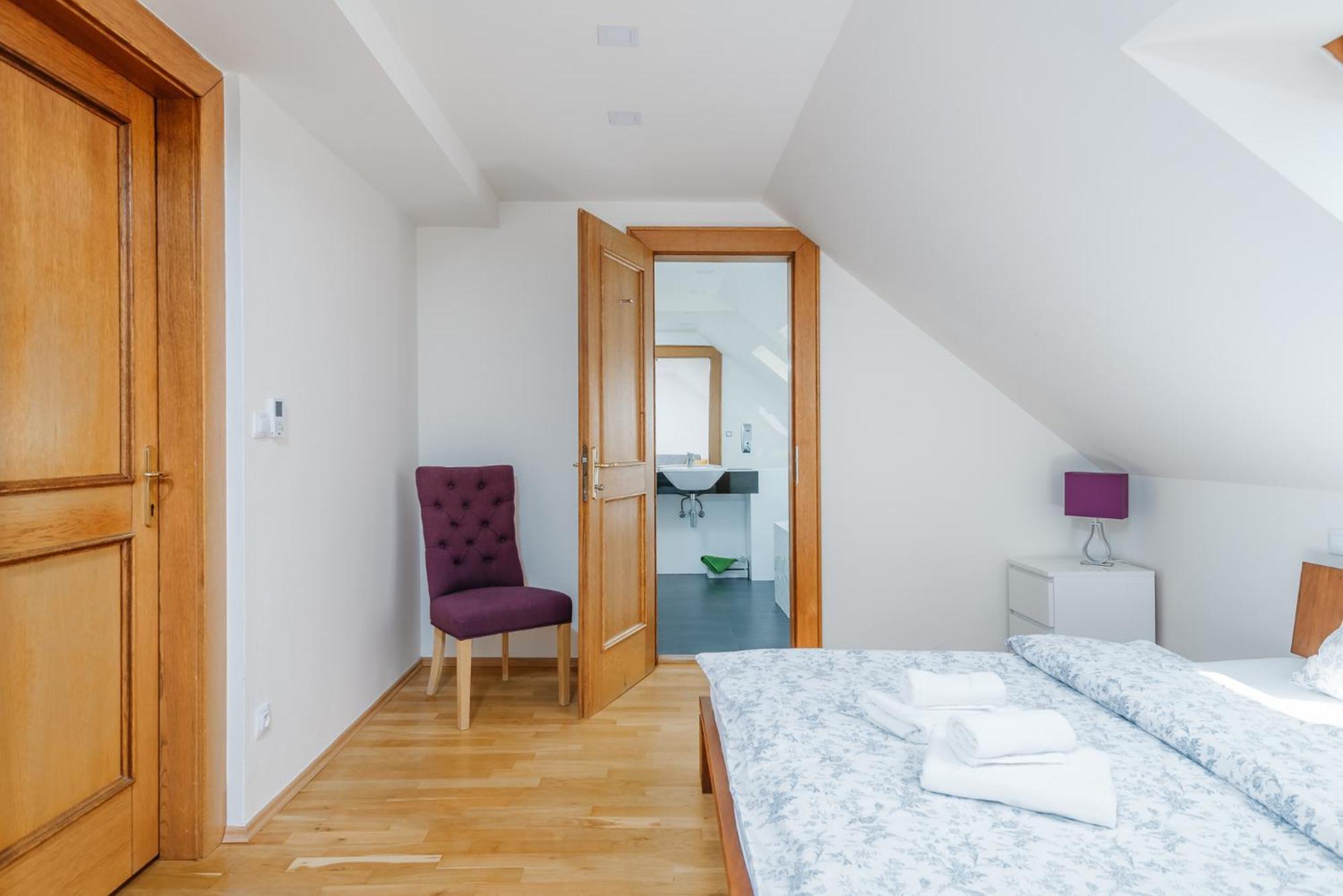 Eli Spacious With Old Town View, Parking & Ac