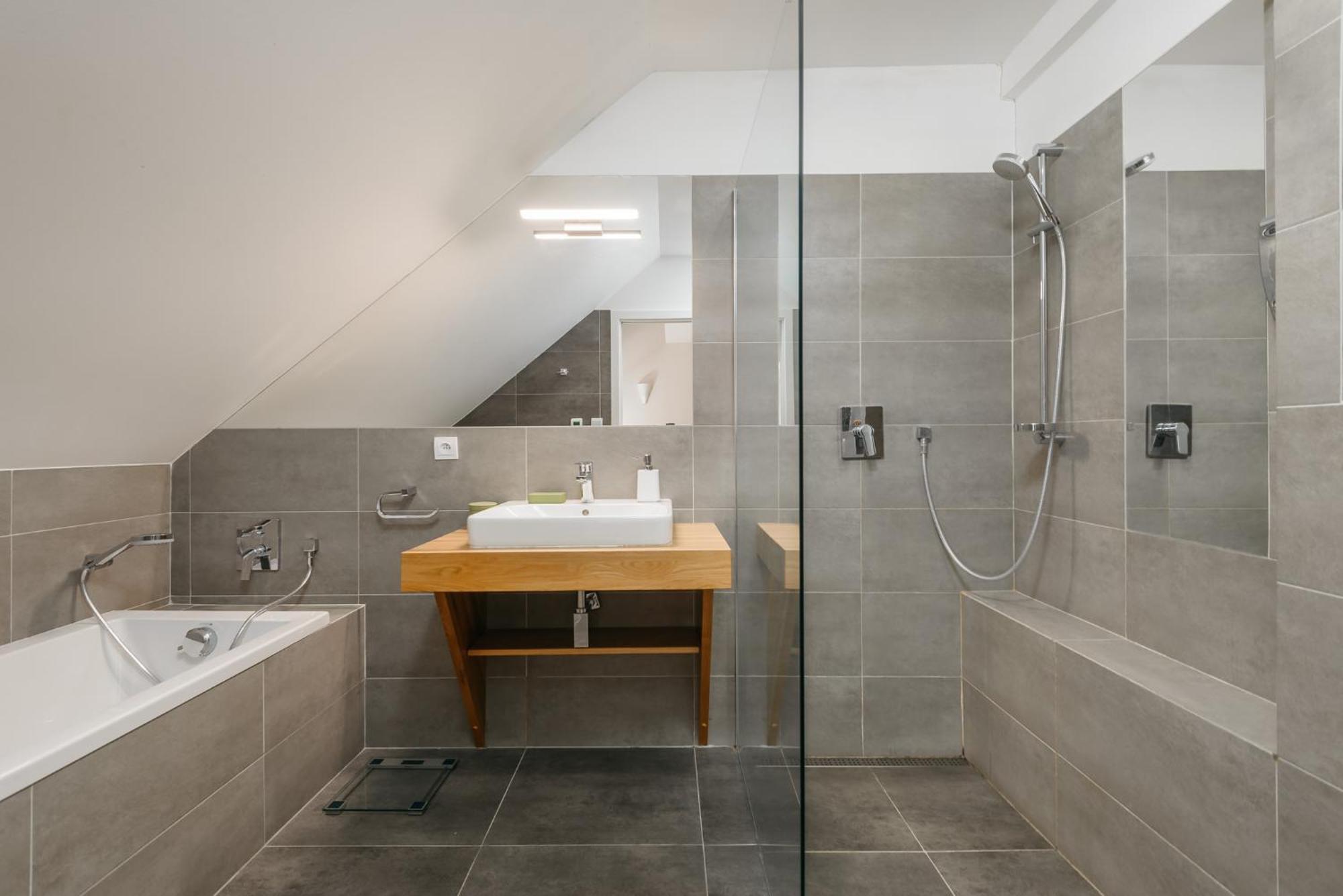 Roy 2 Bdr With Castle View, Parking & Ac Praha