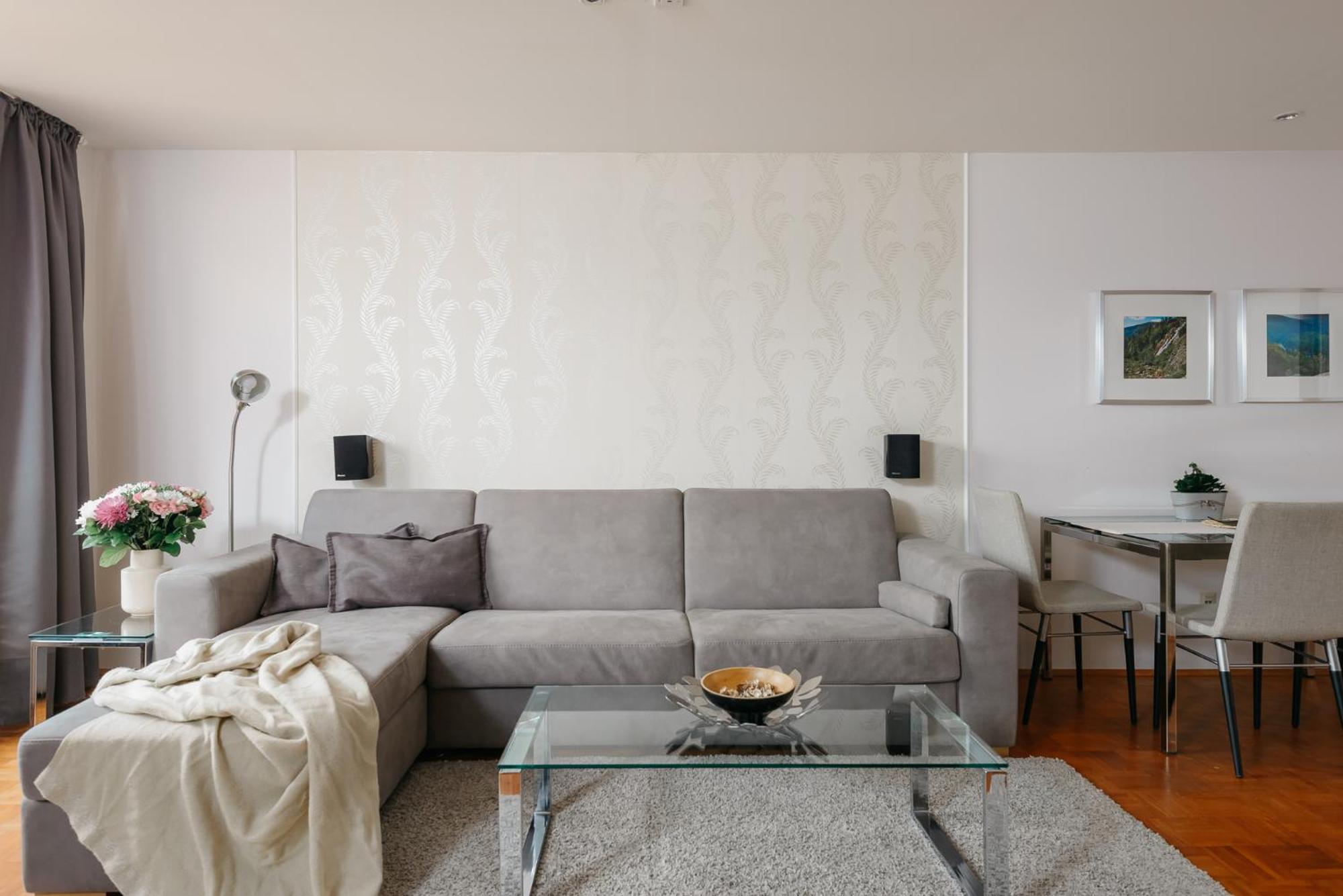 Roy 2 Bdr With Castle View, Parking & Ac