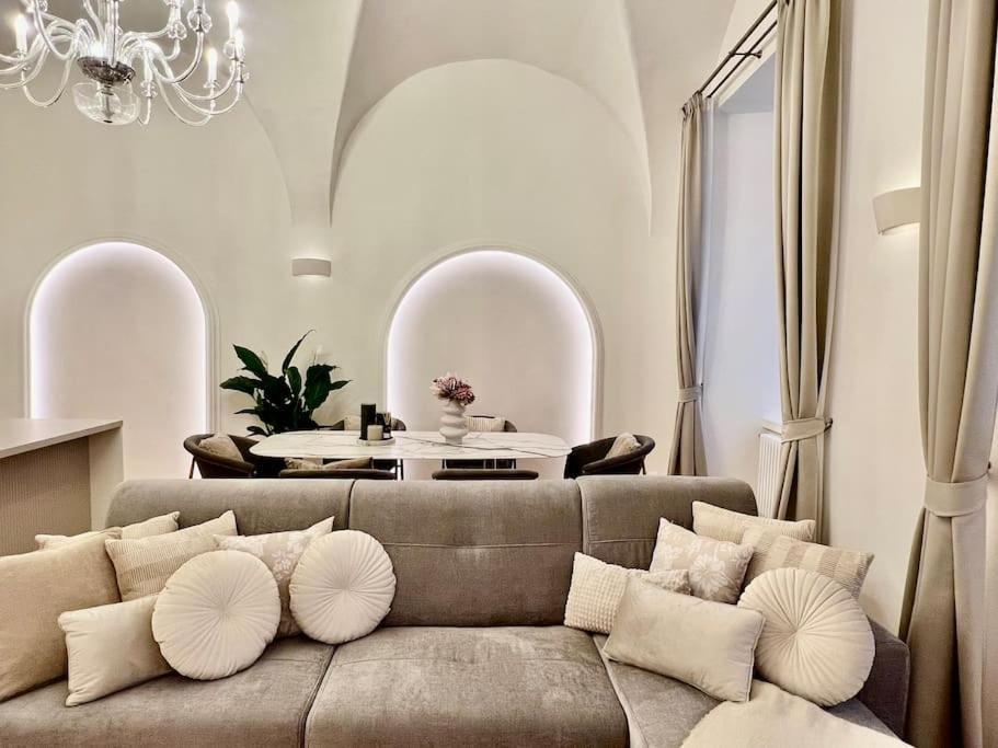 Arch Iv. Apartment *