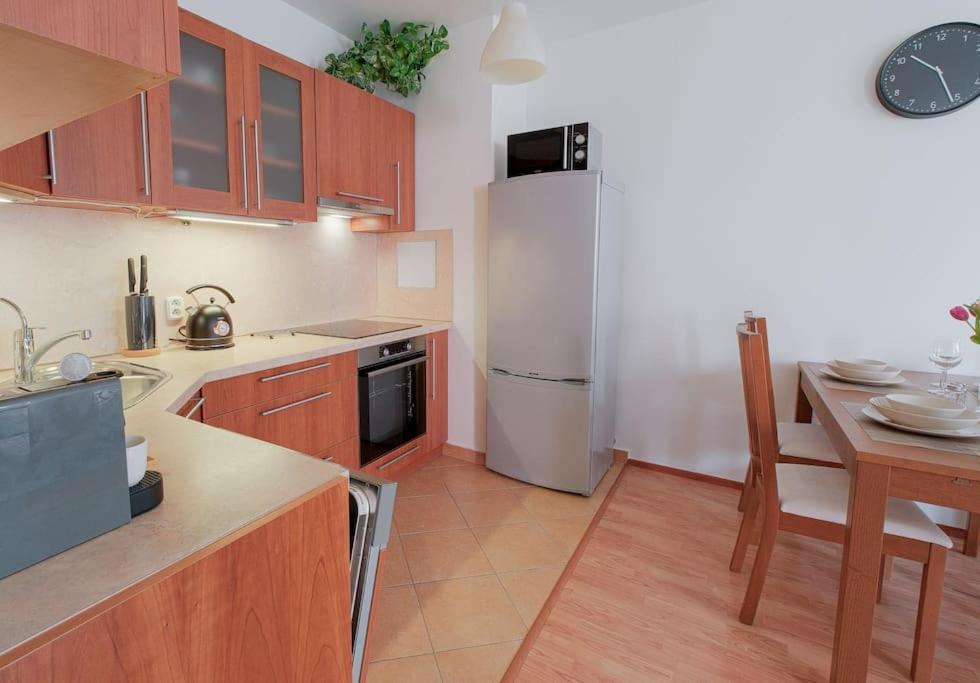 Apartment U Metra, 4 Hoste, Parking Free, Blizko O2 Arena Prague
