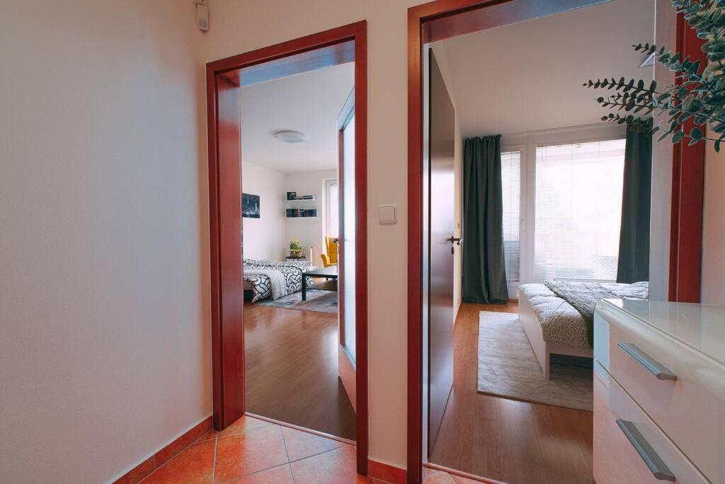 U Metra, 4 Hoste, Parking Free, Blizko O2 Arena