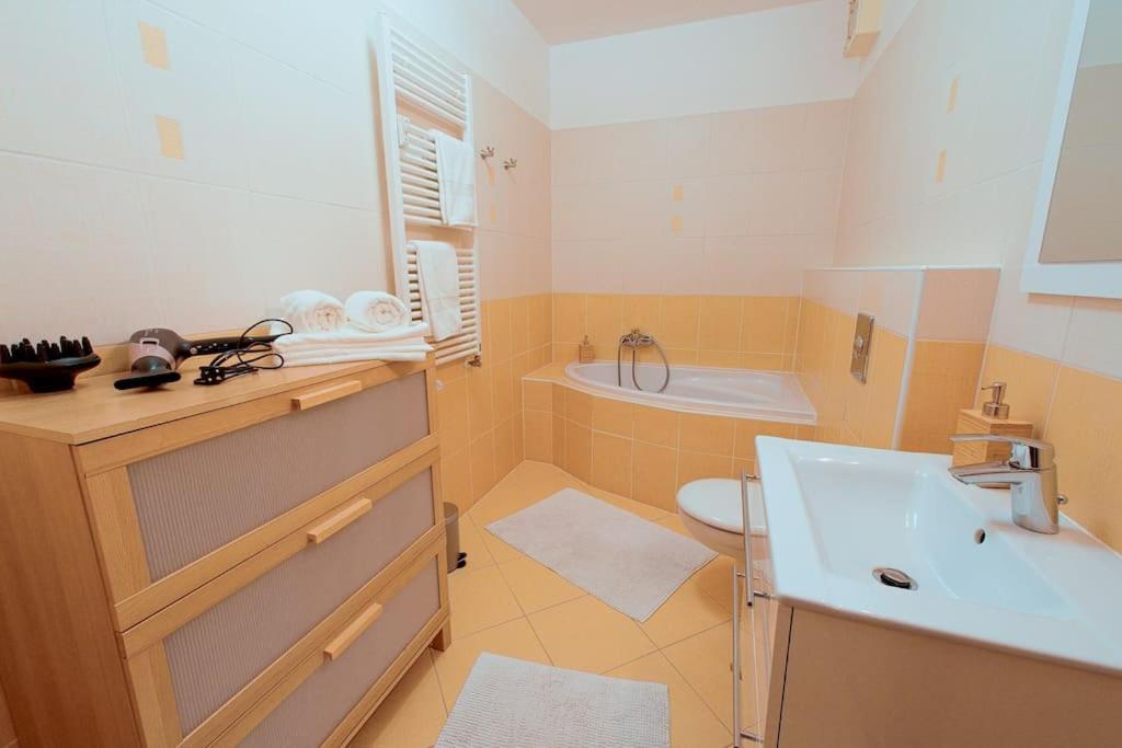 U Metra, 4 Hoste, Parking Free, Blizko O2 Arena Apartment