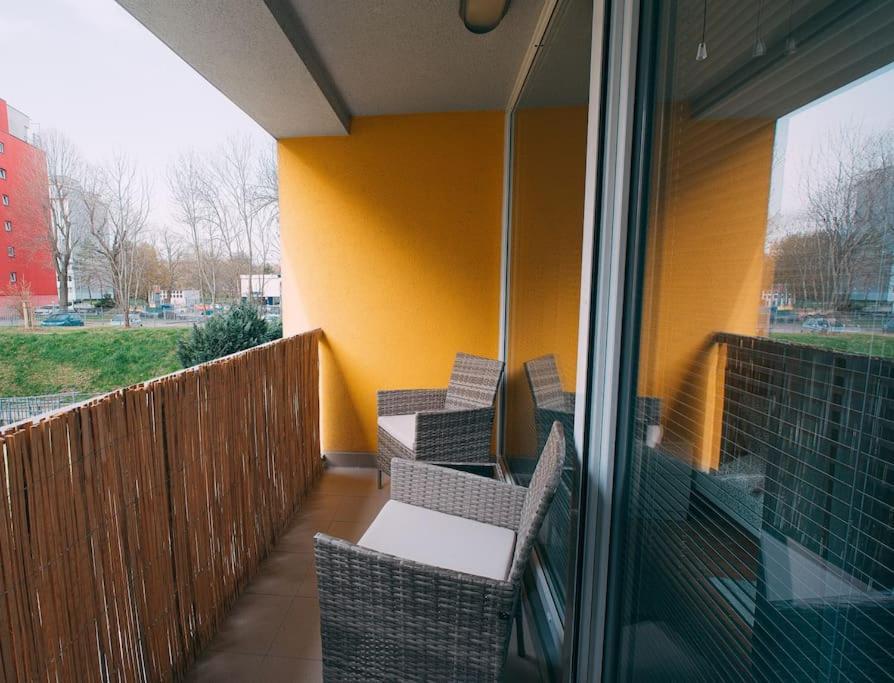 U Metra, 4 Hoste, Parking Free, Blizko O2 Arena Apartment *