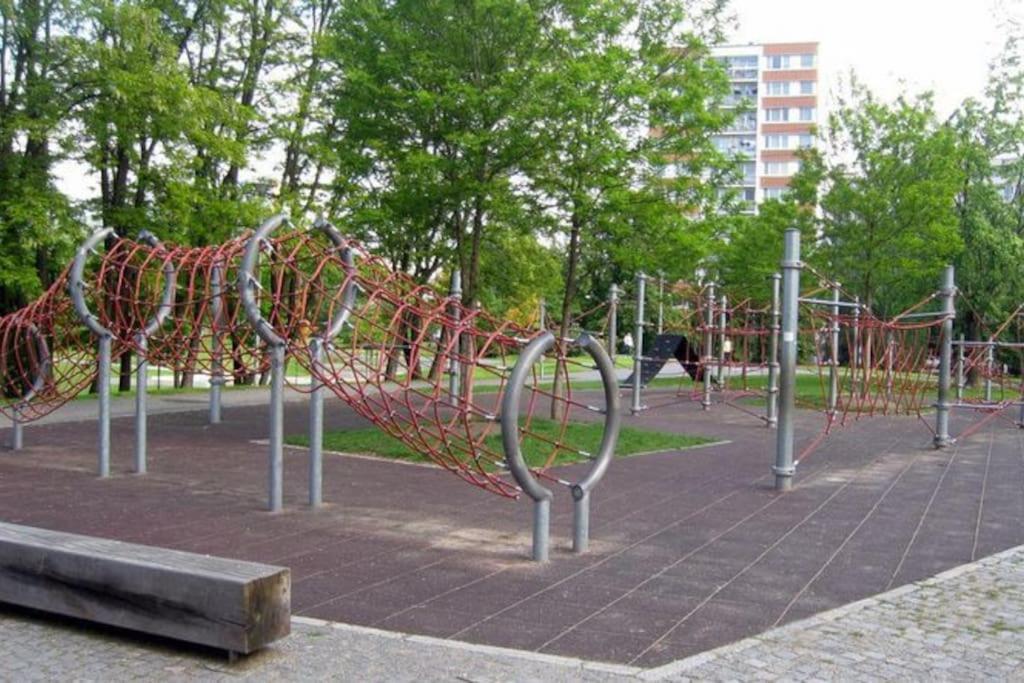 U Metra, 4 Hoste, Parking Free, Blizko O2 Arena Apartment *