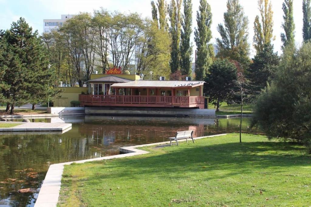 U Metra, 4 Hoste, Parking Free, Blizko O2 Arena