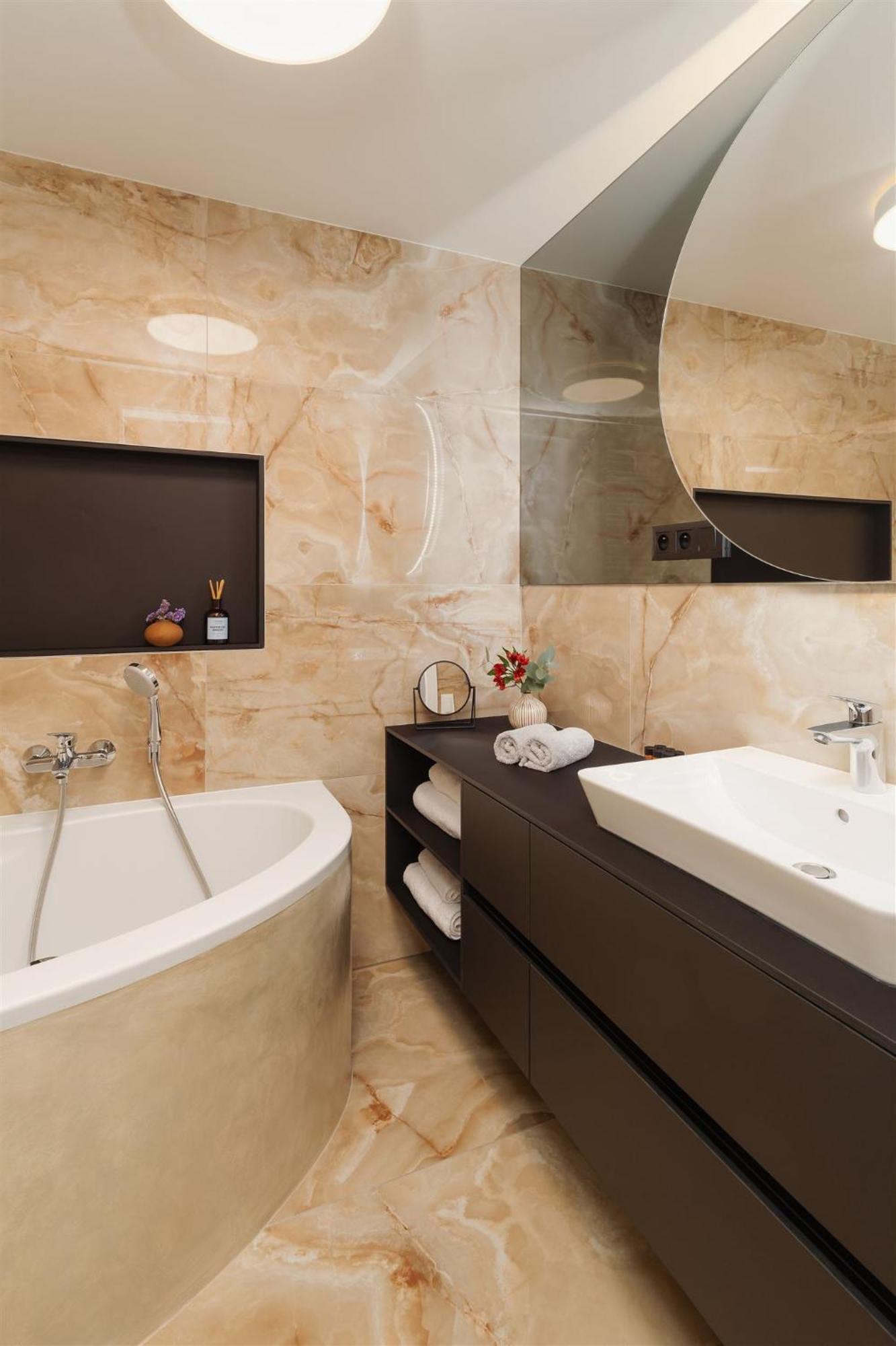 Luxury Sunny - Free Garage, Metro, Balcony, Ps5, 2nd Parking On Request Apartment *