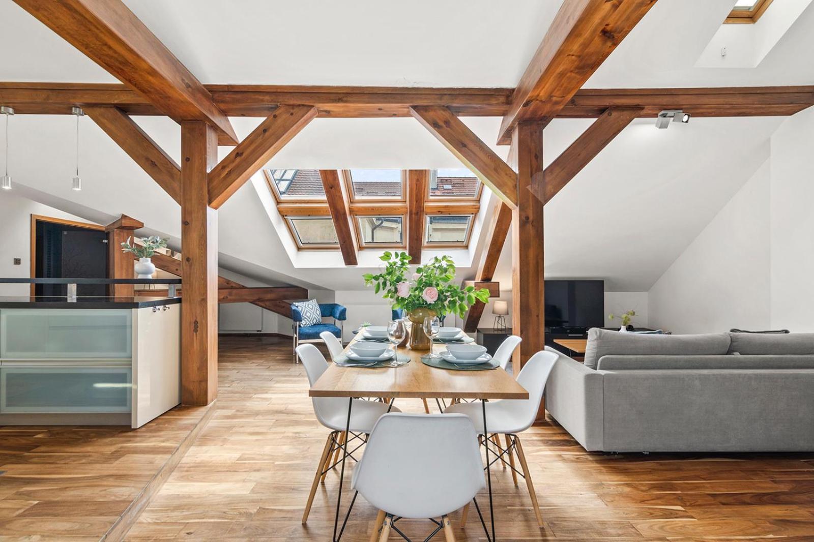Days - Spacious 117m2 Attic Retreat W Ac - Near Old Town Sq Lägenhet
