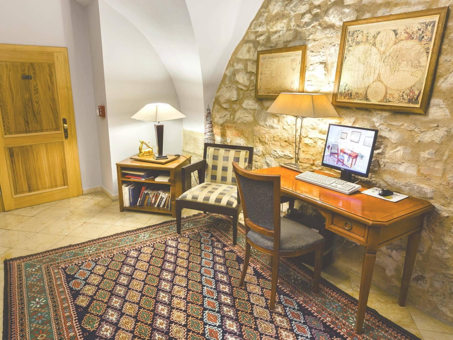 The Golden Wheel Hotell