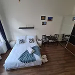 Světlý prostorný byt v Karlíně