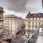 Turnkey I Vintage Terrace Apartment