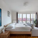 Sunny Safron Apartment