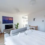 Sunny Safron Apartment
