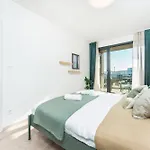 One Bedroom O2 Arena Dinopark Apartment