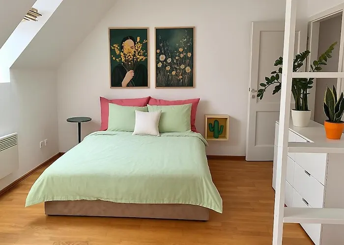 Sunset & Bloom Attic - Near Parks & Cafes