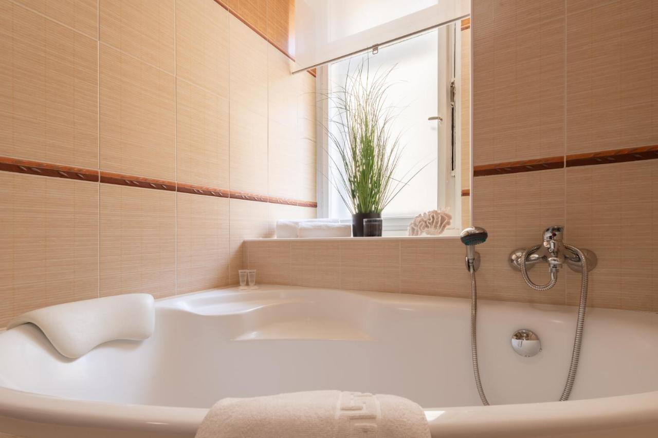 Luxury In Prime Location *