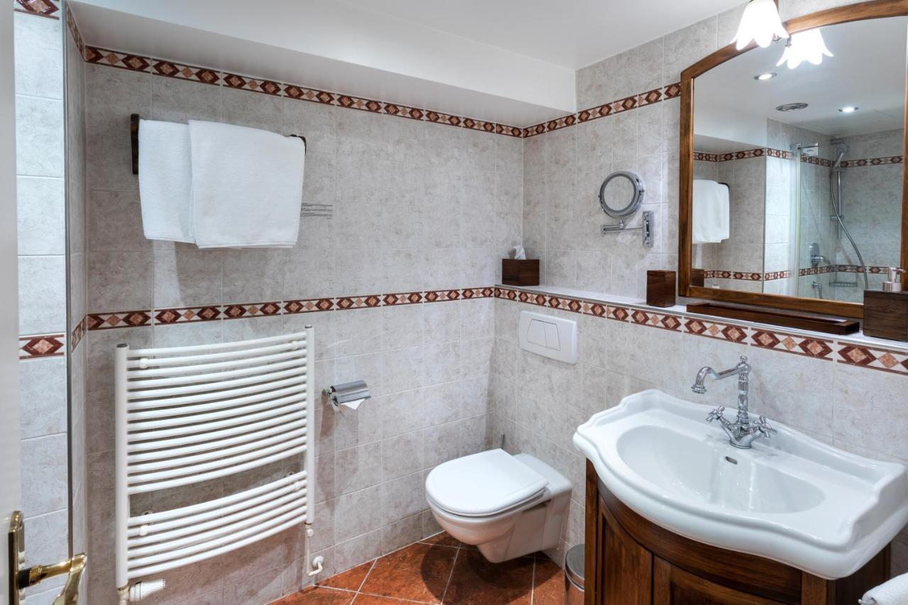 U Cerneho Orla Hotell