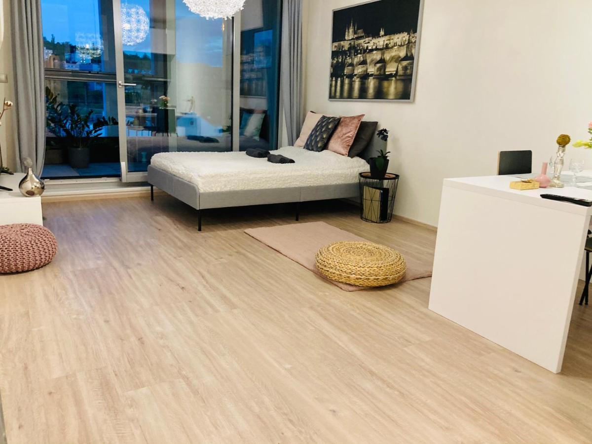 Blanc Harfa Design Apartment