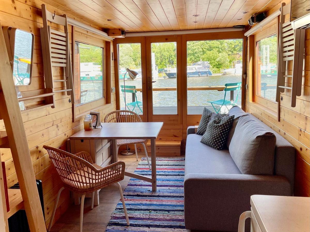 Houseboat Ginger