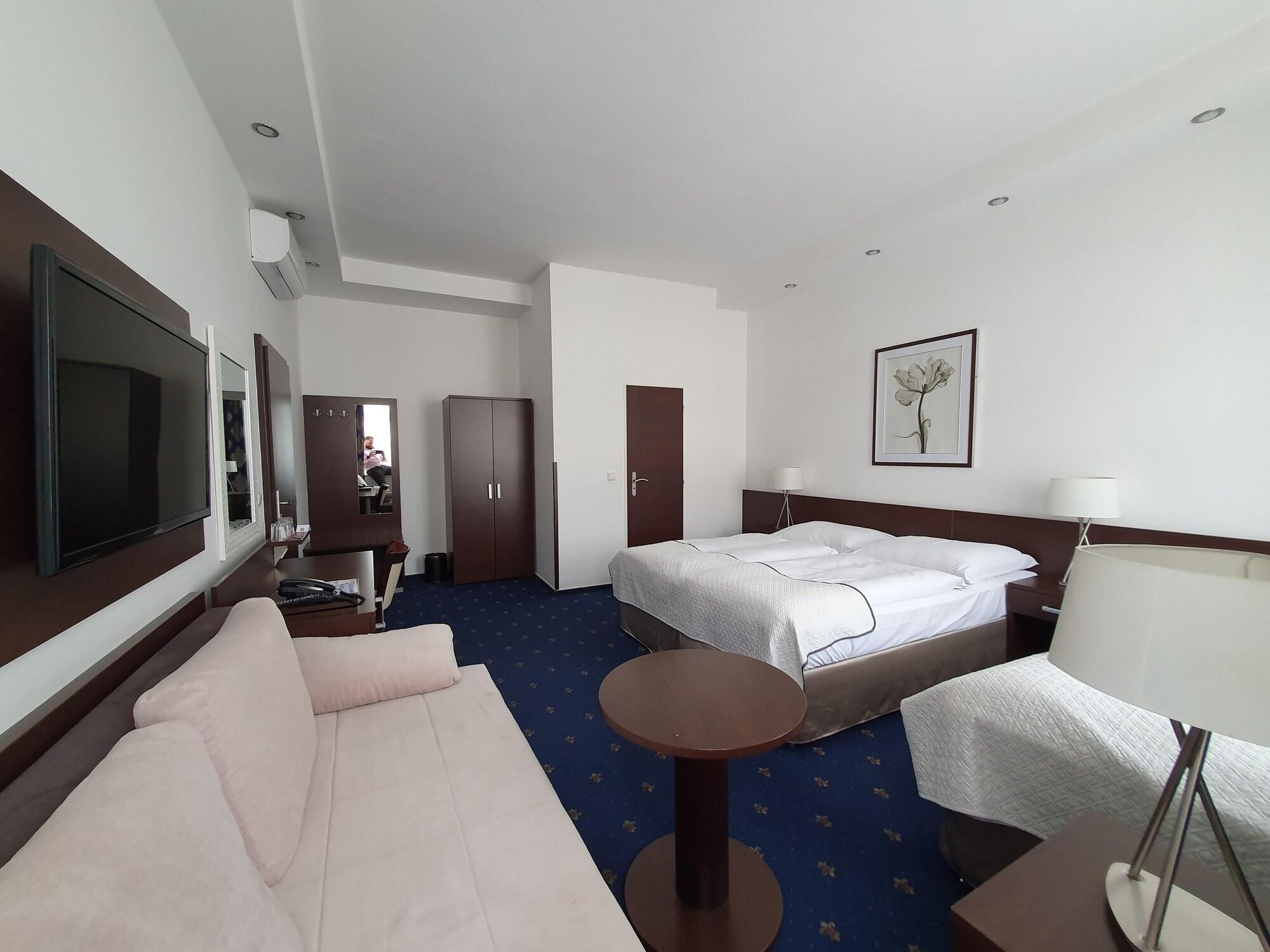 Royal Plaza 3*