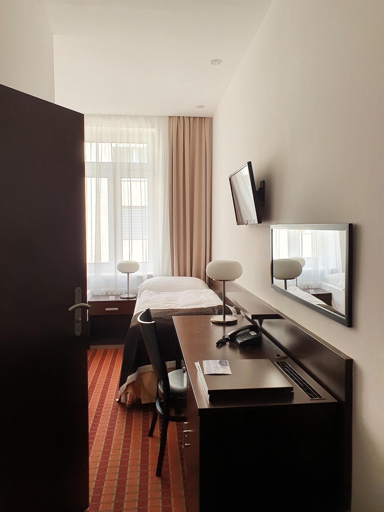 Royal Plaza Hotell 3*