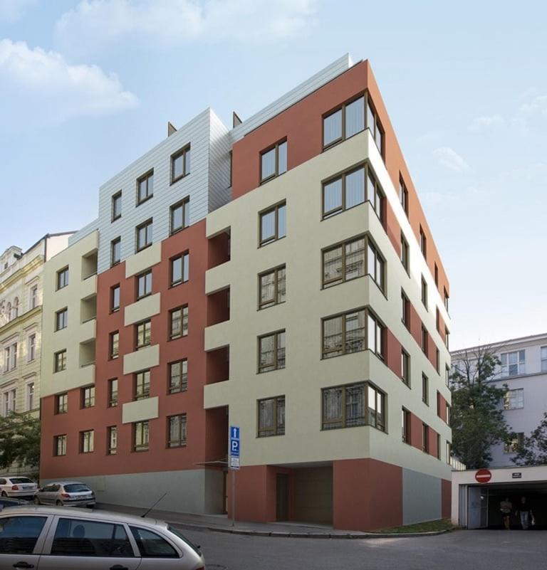 Apartment Garden With Garage In