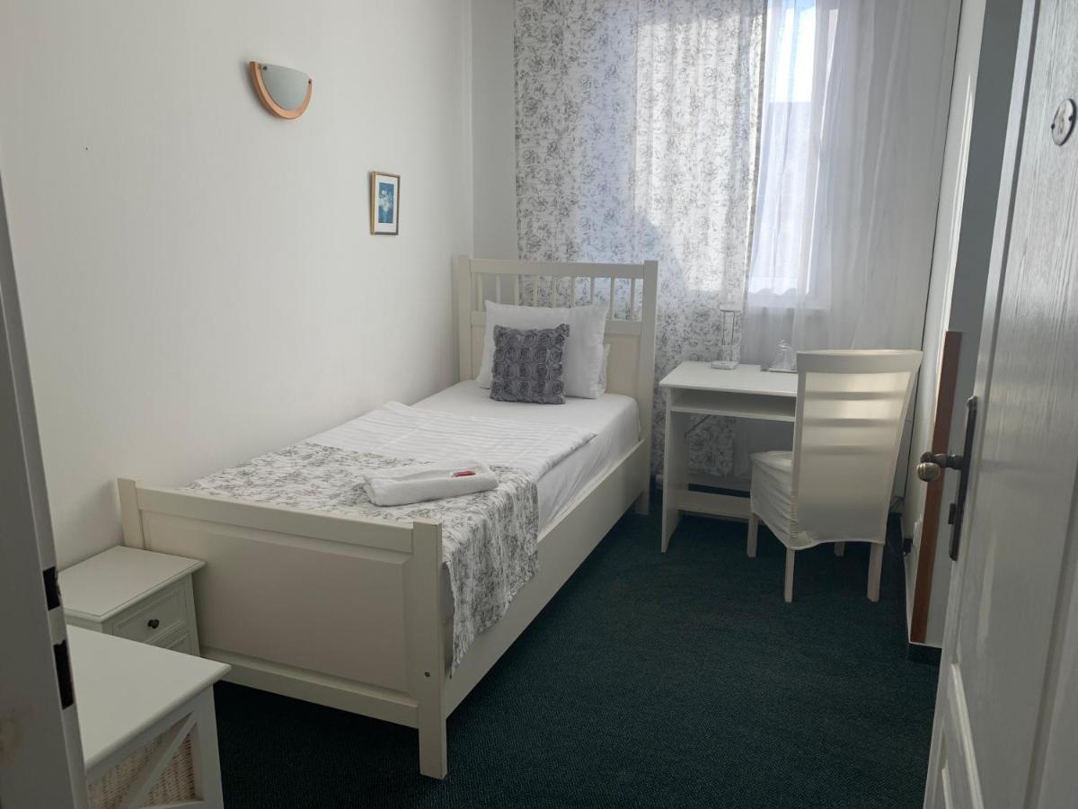 White House 3*