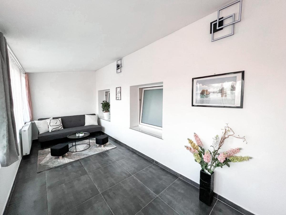 Williams Apartment *