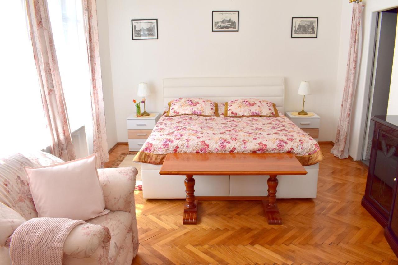 Old Town Konviktska - Bohemian Apartment