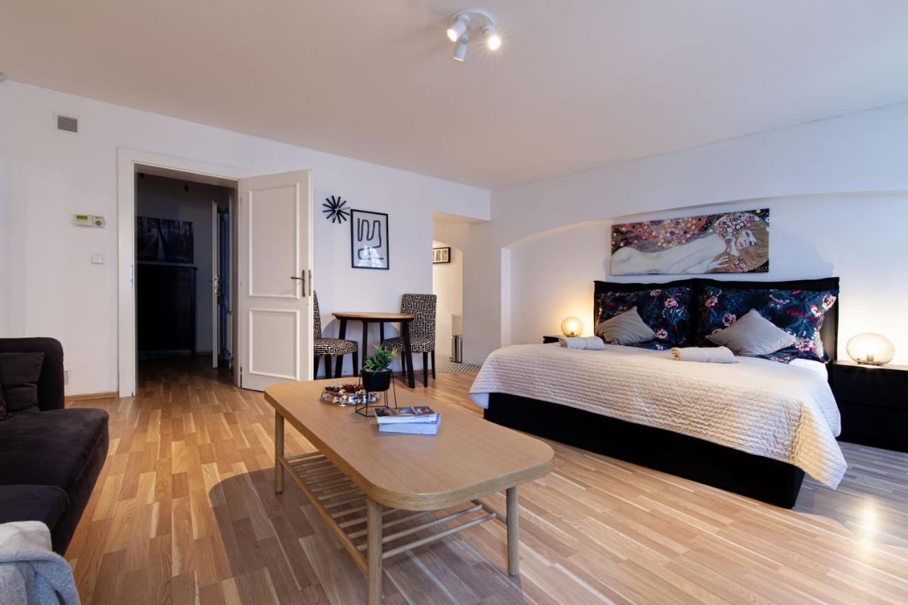 Apartment Aparts By The Bridge