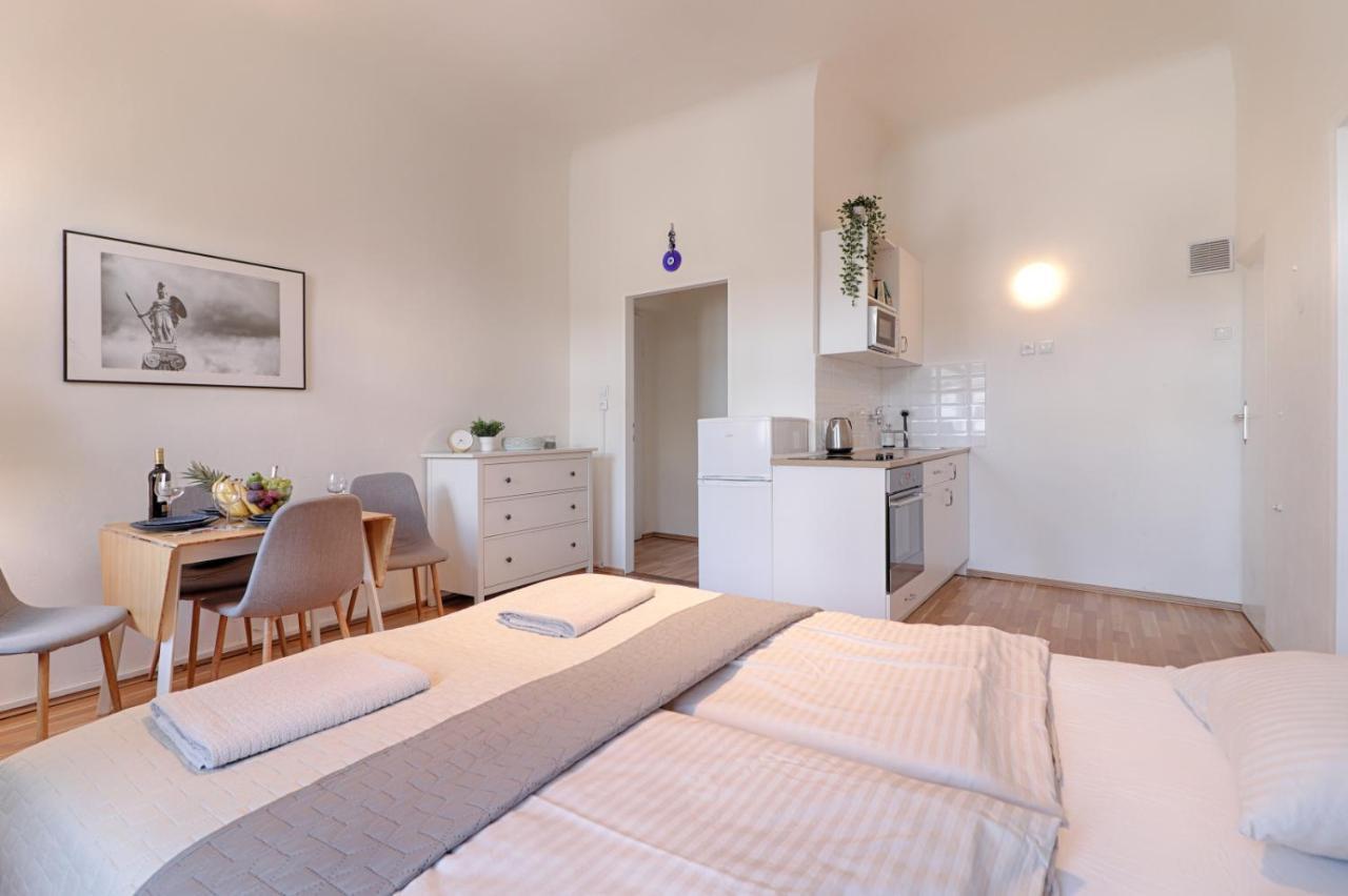 Aparts By The Bridge Apartment Prag