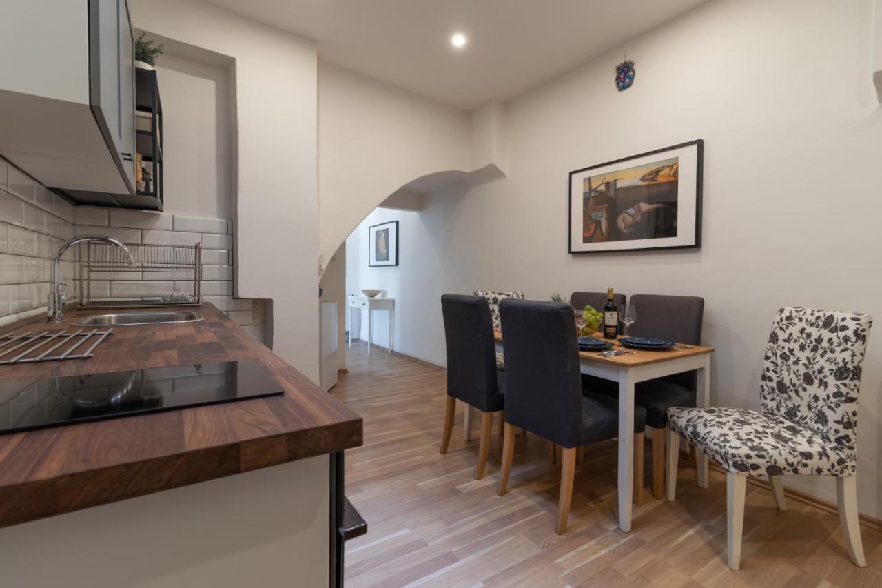 Aparts By The Bridge Apartment Prag