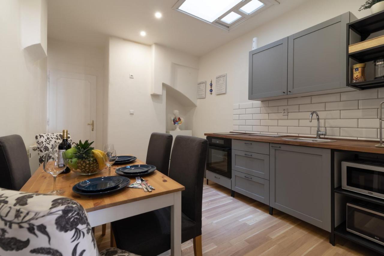 Apartment Aparts By The Bridge Prag