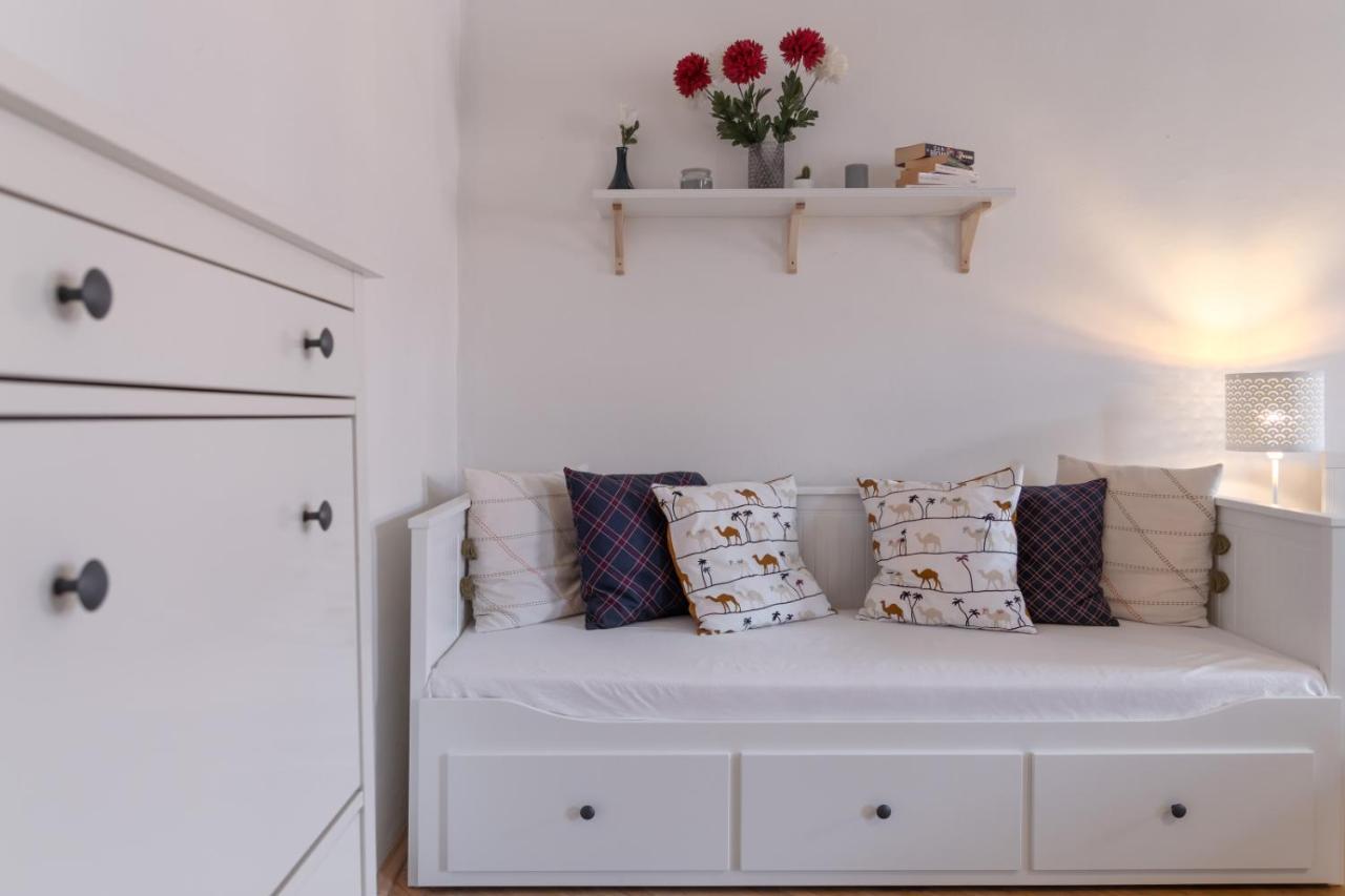 Apartment Aparts By The Bridge Prag